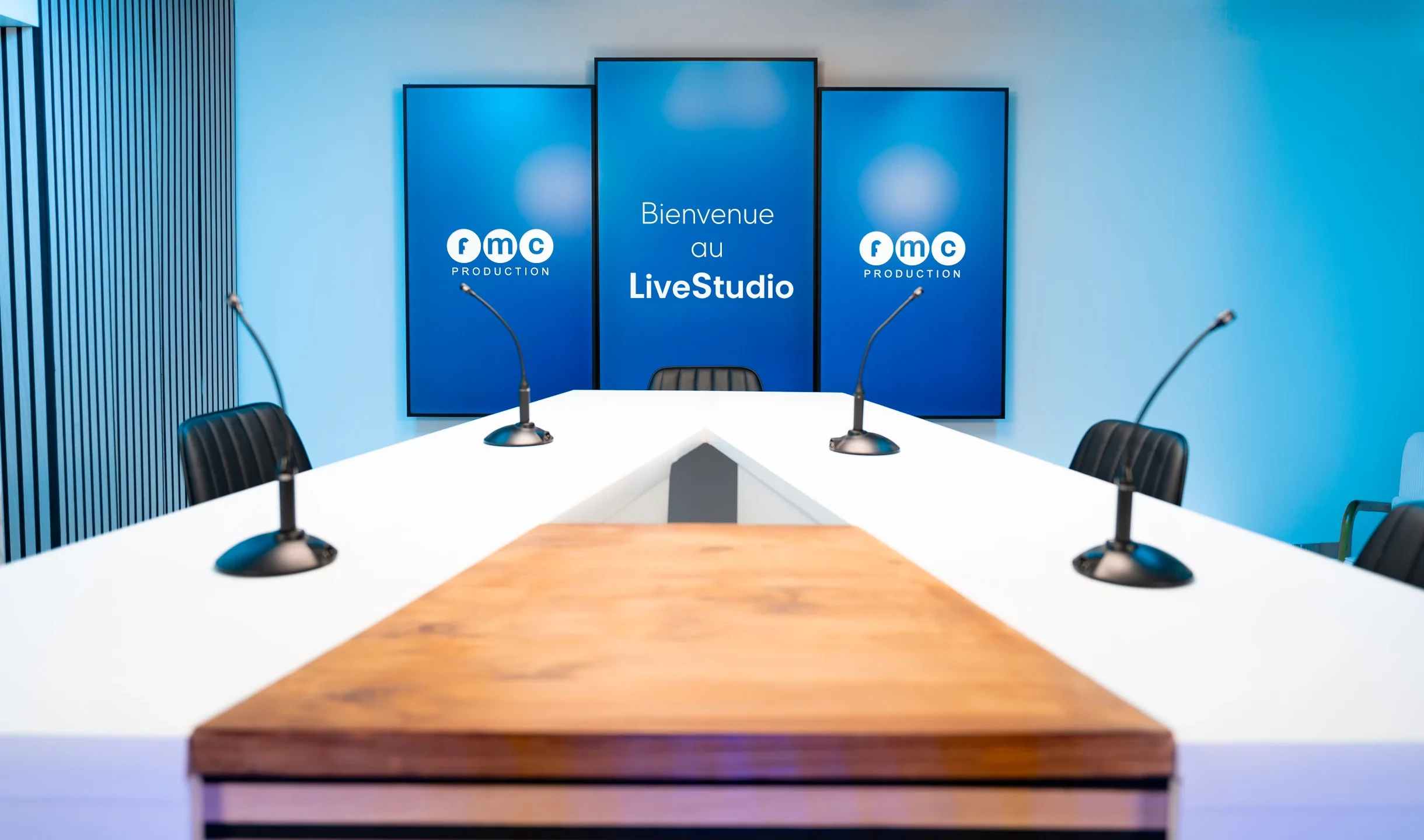 Gros plan sur le plateau du FMC StudioTV.