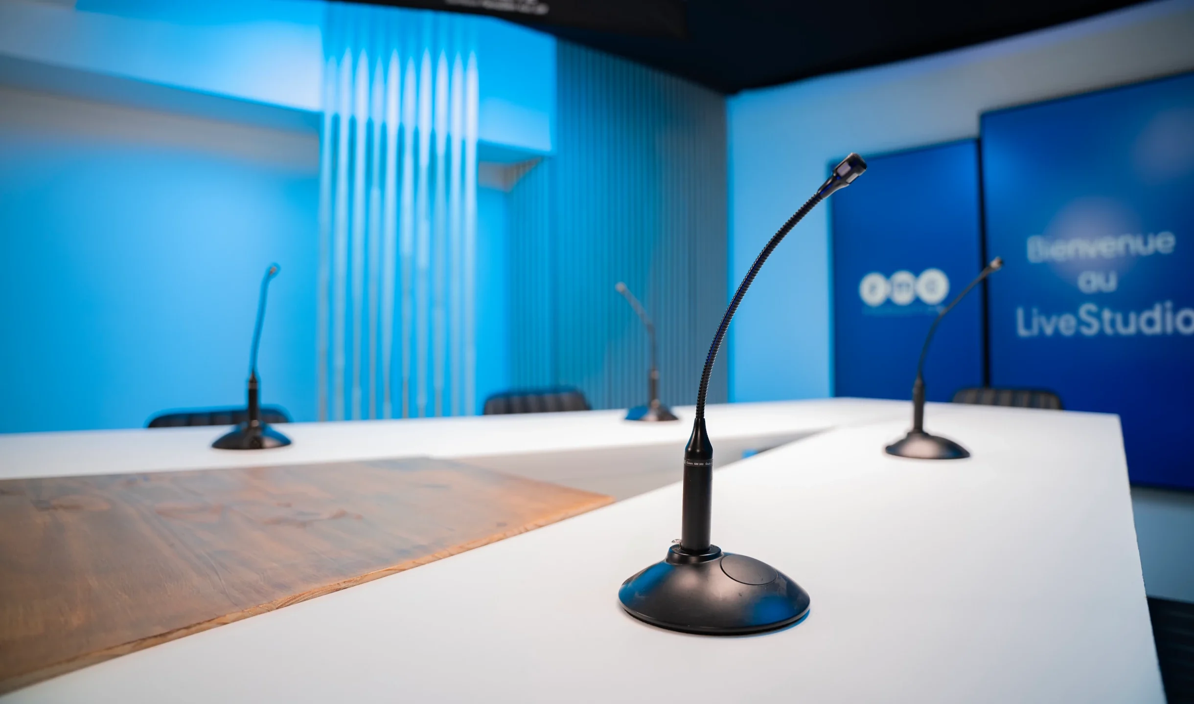 Gros plan sur un micro du plateau du FMC StudioTV.